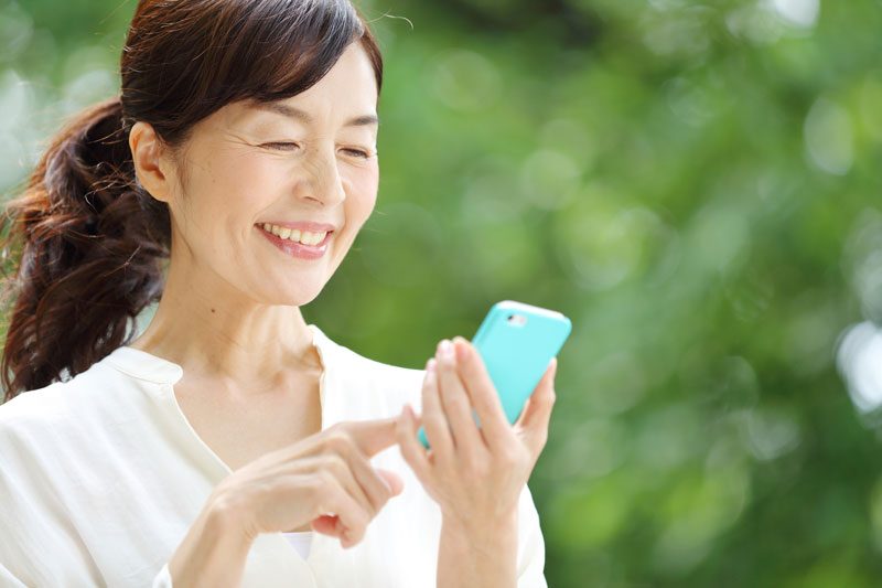 スマホを持つシニア女性